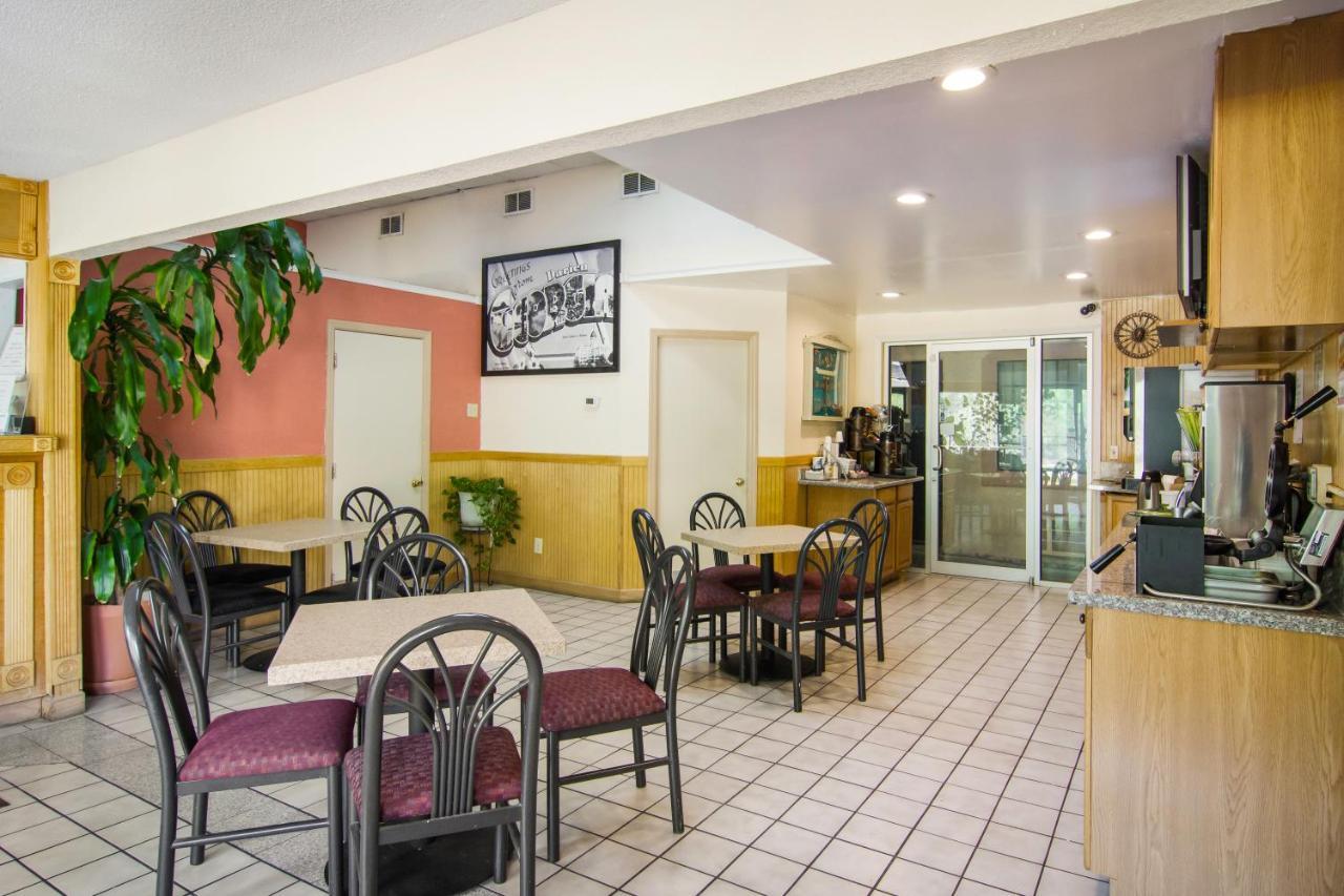 Americas Best Value Inn Darien Buitenkant foto